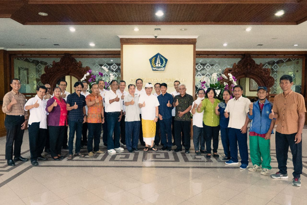 Sekda Badung Kembali Serahkan Santunan Pensiun Bagi Anggota KORPRI